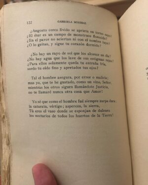 Gabriel Boric Instagram - Antes que termine el día, y en homenaje al natalicio de nuestra gran Gabriela Mistral, les comparto dos poemas de su desgarrador “Desolación” de 1922: 

Interrogaciones / Himno a un árbol

Un abrazo