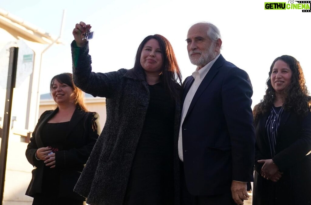 Gabriel Boric Instagram - Junto al ministro @carlosmontescisternas avanzamos en el Plan de Emergencia Habitacional y esta tarde entregamos 250 viviendas para familias de San Vicente de Tagua Tagua. Felicitaciones a los comités de vivienda por su empuje y persistencia, que esta vez rinde homenaje al exembajador Orlando Letelier, al bautizar la nueva villa con su nombre. Seguiremos trabajando junto a las comunidades porque una casa es mucho más que un techo, es certeza para construir un futuro mejor.