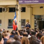 Gabriel Boric Instagram – Avanzamos con Trenes para Chile y hoy la celebración es doble, porque retomamos el tramo hasta Chillán y también volvemos con un servicio expreso y uno regular. Ambos disponibles para todos y todas desde mañana, jueves 18.

Los trenes son un orgullo para nuestro país y así como lo dijo en la actividad Scarlet Núñez, estudiante de Chillán que se moviliza en este medio de transporte, también significan más comodidad y calidad de vida.

Junto al Gobierno seguimos trabajando y recuperando trenes para Chile!