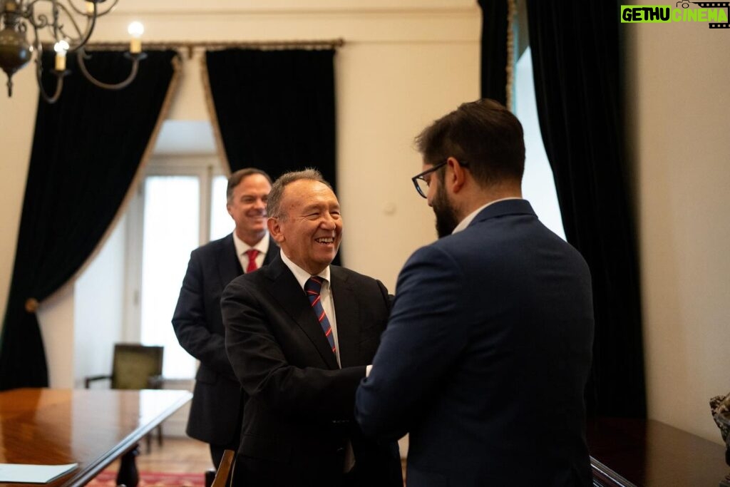 Gabriel Boric Instagram - Junto a los ministros Mario Marcel, @AElizaldes, @Nico_Grauv y la subsecretaria @MacarenaLobosPalacios tuve una fructífera reunión con las mesas directivas del Senado y la Cámara de Diputadas y Diputados, encabezadas por @SenadorJoseGarciaRuminot y @KarolCariolaOliva para avanzar en materia legislativa en torno a crecimiento económico, progreso social y responsabilidad fiscal.