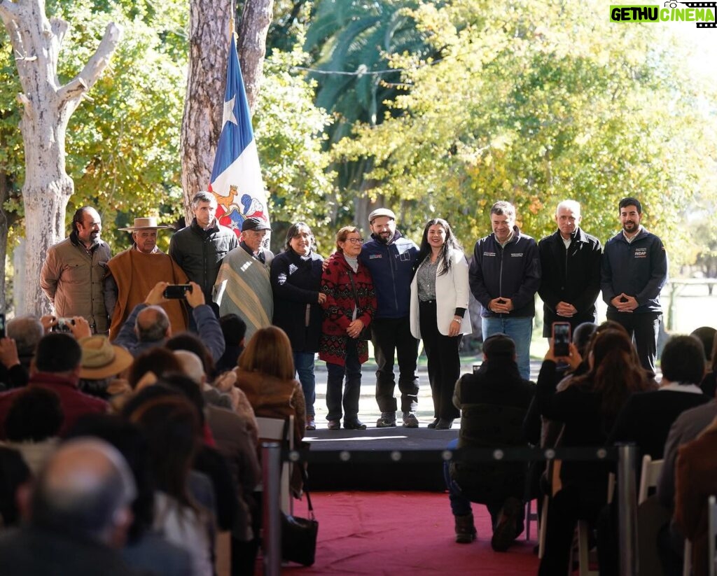 Gabriel Boric Instagram - La agricultura familiar campesina provee alimentos y también conserva lo más preciado del campo chileno: nuestra identidad. Desde Peralillo anunciamos nuevos recursos para enfrentar este invierno de mejor manera, comprar forraje y equipamiento con anticipación, mejorar canales, sistemas de riego y avanzar en defensas fluviales para evitar el desborde de ríos. Junto al ministro de Agricultura @estebanvalenzuelavt, seguimos trabajando.