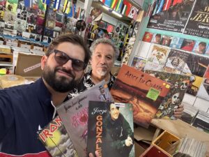 Gabriel Boric Instagram - Después de participar del día del deporte pasé donde mi socio @vinilosbrieba2 en el Barrio Yungay a buscar algo de música. 

Que tengan un lindo fin de semana, un abrazo!