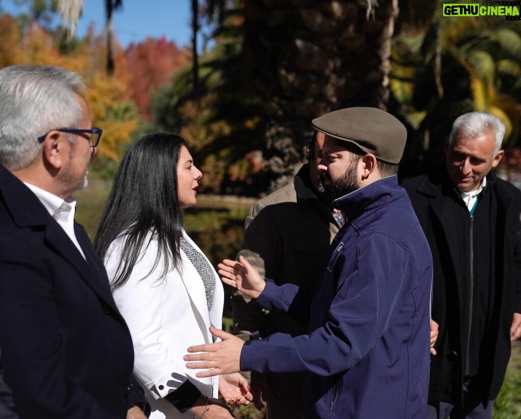 Gabriel Boric Instagram - La agricultura familiar campesina provee alimentos y también conserva lo más preciado del campo chileno: nuestra identidad. Desde Peralillo anunciamos nuevos recursos para enfrentar este invierno de mejor manera, comprar forraje y equipamiento con anticipación, mejorar canales, sistemas de riego y avanzar en defensas fluviales para evitar el desborde de ríos. Junto al ministro de Agricultura @estebanvalenzuelavt, seguimos trabajando.