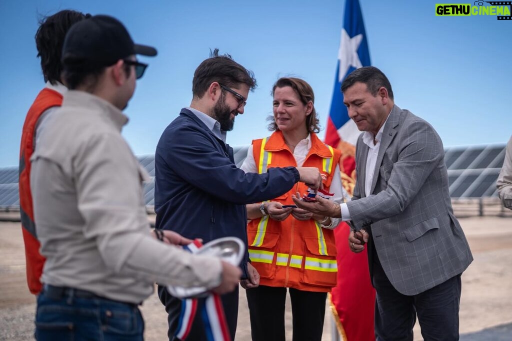 Gabriel Boric Instagram - Inauguramos Bess Coya de Engie Chile, el parque de almacenamiento de energía renovable más grande de América Latina, un proyecto que me da mucha alegría porque nos habla de cómo avanzamos en descarbonización y los desafíos de la crisis climática, tarea que como Gobierno hemos asumido con profunda convicción. Que este parque sea un recordatorio constante de que cuando trabajamos juntos un futuro mejor nos aguarda.