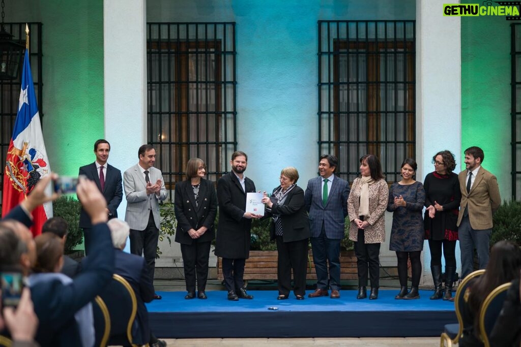 Gabriel Boric Instagram - Agradezco al Comité Estratégico transversal que participó en la elaboración del Plan de Acción de Hidrógeno Verde que hoy se nos entrega. Iniciativas como éstas representan lo mejor de nosotros. Este trabajo consta de 81 acciones que buscan crear las mejores condiciones para el desarrollo de esta industria, definir mejor los estándares ambientales, sociales y laborales, y entregar señales claras a la inversión. Este plan se construyó de manera participativa escuchando la voz de más de mil personas del sector público, privado, sociedad civil y la academia. Es una demostración palmaria que Chile se construye entre todos y todas. Es una política de Estado con visor de largo plazo y ojalá, como bien recordaba la presidenta Bachelet, este espíritu sea contagioso en otras materias como seguridad y pensiones.