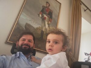 Gabriel Boric Instagram - Hoy al almuerzo me vino a visitar mi amado sobrino León 🦁 y estuvimos conversando con él y Bernardo sobre la historia de nuestro querido Chile y el mañana esperanzador que tenemos por delante. Habrá que poner más pasión, más cariño, para hacer cada vez más grande a Chile, y cada vez más justa la vida en nuestra patria.

Seguimos firmes!