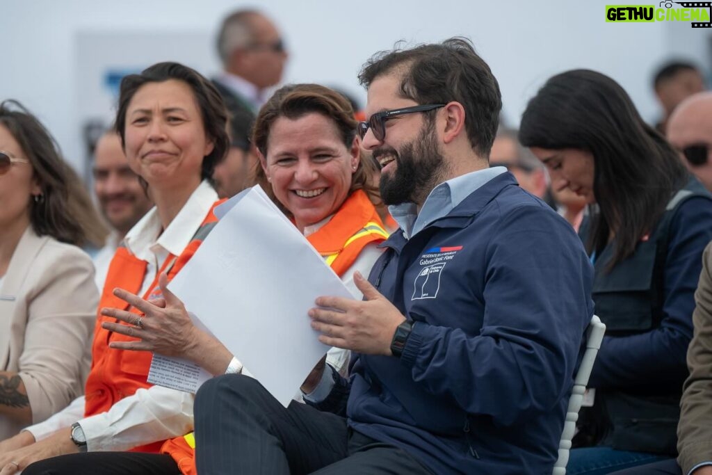 Gabriel Boric Instagram - Inauguramos Bess Coya de Engie Chile, el parque de almacenamiento de energía renovable más grande de América Latina, un proyecto que me da mucha alegría porque nos habla de cómo avanzamos en descarbonización y los desafíos de la crisis climática, tarea que como Gobierno hemos asumido con profunda convicción. Que este parque sea un recordatorio constante de que cuando trabajamos juntos un futuro mejor nos aguarda.