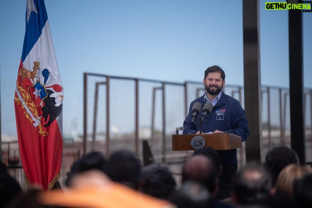 Gabriel Boric Instagram - Desde Calama, el corazón minero de Chile, celebramos hoy la entrega de 93.600 millones del Royalty Minero para 307 comunas del país para atender las urgencias y prioridades de las familias chilenas. El Royalty Minero es desarrollo, justicia social, descentralización y un Estado más presente. No hay duda de que cuando se fortalecen los gobiernos locales se fortalece nuestra democracia.