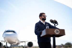 Gabriel Boric Instagram - Desde la cumbre del cerro Torquemada, anunciamos el proyecto para el nuevo Aeropuerto en la Región de Valparaíso. Con esta obra impulsamos el desarrollo de la región, fortaleciendo su economía, turismo y el trabajo de emprendedoras como la señora Daisy con su emprendimiento gastronómico.

Avanzamos beneficiando el desarrollo de las regiones y el bienestar de las familias de nuestro país.