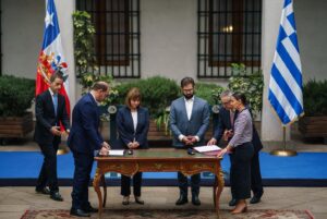 Gabriel Boric Instagram - Es la primera vez que un presidente de Grecia visita nuestro país, por lo que es un tremendo honor recibir a la presidenta Katerina Sakellaropoulou. Esta visita tiene una gran importancia para la revitalización de nuestra agenda bilateral, reafirma nuestro compromiso de colaboración multilateral y demuestra la importancia de Chile en el mundo. 
Reitero, a nombre de nuestro país, la bienvenida a la presidenta de Grecia. Que esta visita nos brinde la oportunidad de fortalecer nuestros vínculos y vislumbrar juntos un mejor horizonte para nuestros países.