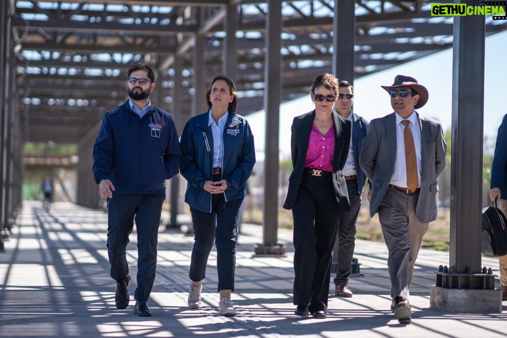 Gabriel Boric Instagram - Desde Calama, el corazón minero de Chile, celebramos hoy la entrega de 93.600 millones del Royalty Minero para 307 comunas del país para atender las urgencias y prioridades de las familias chilenas. El Royalty Minero es desarrollo, justicia social, descentralización y un Estado más presente. No hay duda de que cuando se fortalecen los gobiernos locales se fortalece nuestra democracia.