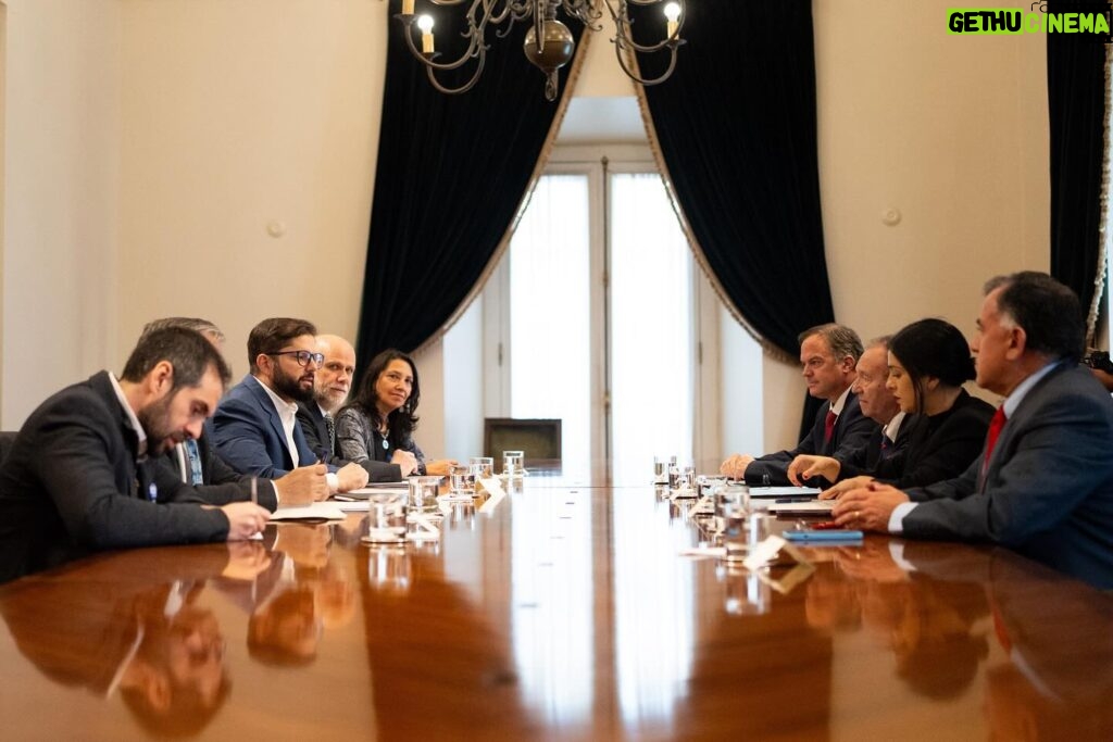 Gabriel Boric Instagram - Junto a los ministros Mario Marcel, @AElizaldes, @Nico_Grauv y la subsecretaria @MacarenaLobosPalacios tuve una fructífera reunión con las mesas directivas del Senado y la Cámara de Diputadas y Diputados, encabezadas por @SenadorJoseGarciaRuminot y @KarolCariolaOliva para avanzar en materia legislativa en torno a crecimiento económico, progreso social y responsabilidad fiscal.