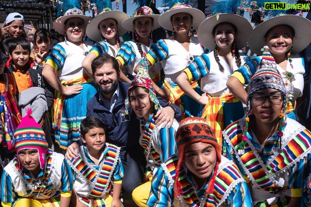 Gabriel Boric Instagram - Desde Calama, el corazón minero de Chile, celebramos hoy la entrega de 93.600 millones del Royalty Minero para 307 comunas del país para atender las urgencias y prioridades de las familias chilenas. El Royalty Minero es desarrollo, justicia social, descentralización y un Estado más presente. No hay duda de que cuando se fortalecen los gobiernos locales se fortalece nuestra democracia.