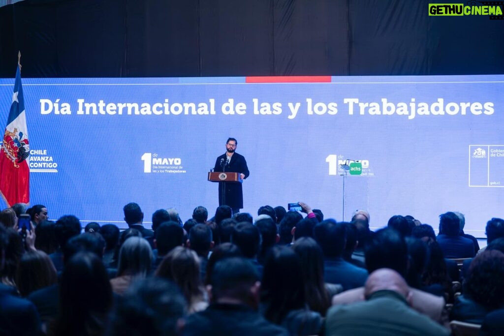 Gabriel Boric Instagram - Todo mi reconocimiento para las trabajadoras y trabajadores en este 1 de mayo, en el que junto a la ministra @jeannettejararoman reafirmamos nuestro compromiso por mejores condiciones laborales con el aumento del salario mínimo y la implementación de la primera etapa de la ley de 40 Horas. Nuestro Gobierno se la ha jugado por promover el trabajo decente para todas y todos. Hablamos de empleos que entreguen un salario que alcance para llegar a fin de mes, estables, seguros y que permitan crecer personal y profesionalmente. Eso empujamos, trabajos que permitan conciliar la vida laboral, familiar y personal, para que todos puedan disfrutar su vida más y mejor.