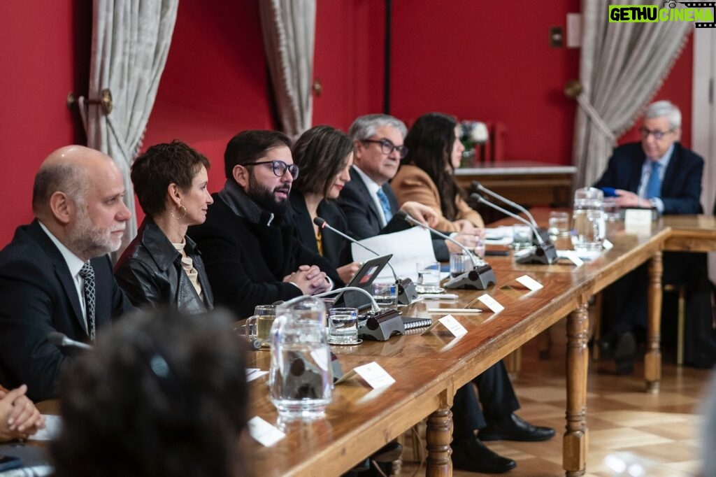 Gabriel Boric Instagram - Partimos el Consejo de Gabinete en La Moneda tras recorrer la Región de O’Higgins donde entregamos las llaves a 250 familias que esperaron años por su vivienda definitiva, inauguramos el centro Teletón, anunciamos la recuperación de espacios públicos y defensas fluviales y recorrimos las obras de la Universidad de O’Higgins. Este Consejo de Gabinete es el último antes de nuestra tercera cuenta pública donde nos ponemos de frente a todo Chile para comunicar lo que hemos hecho, lo que nos queda por hacer y el país que soñamos. Por eso trabajamos a toda máquina, cumpliendo los compromisos para que cada región avance.