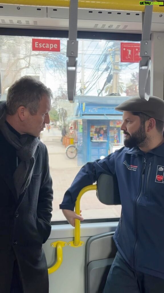 Gabriel Boric Instagram - Hoy celebramos un hito significativo en nuestro compromiso con la conectividad, el medio ambiente y la mejora en la calidad de vida de rancagüinos y rancagüinas. Gracias al trabajo entre el gobernador @Pablo_Silva_Amaya, @MTTChile, dirigentes sociales y empresarios damos inicio a la puesta en marcha de la primera flota de buses eléctricos para el sector poniente de Rancagua. La electromovilidad llegó para quedarase, porque además de mejorar significativamente el transporte público, es un símbolo de progreso y de un futuro más limpio y sostenible para Chile.