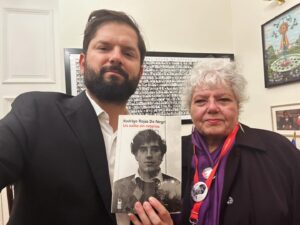 Gabriel Boric Instagram - Hoy me junté con Verónica de Negri, torturada en 3 y 4 Álamos durante la dictadura y madre de Rodrigo Rojas de Negri, asesinado brutalmente el ‘86, quemado vivo. Su testimonio de lucha por los derechos humanos de todos estos años es movilizador. 

No olvidemos nunca de donde venimos.

Seguimos!