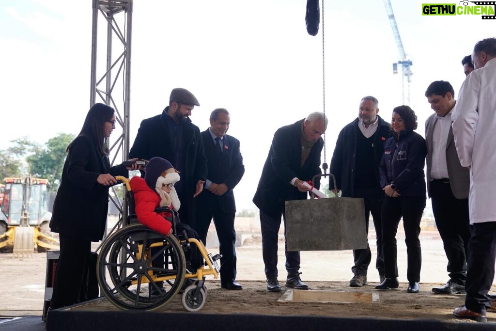 Gabriel Boric Instagram - La distancia no puede ser un obstáculo para el bienestar de niños y niñas. Con mucha alegría instalamos la primera piedra del nuevo Instituto @teleton_chile en la Región de O’Higgins con el que las familias cuidadoras, tantas veces invisibilizadas, dejarán de viajar largos trayectos a la Región del Maule o Metropolitana. Bienvenida sea la colaboración público-privada que da respuesta a las urgencias y necesidades de las familias chilenas.