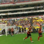 Gabriel Montiel Instagram - Se enchina la piel, el Azteca se rinde ante el equipo más amado de la #kingsleagueamericas 🖤❤️💛