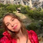 Gabriela Fadel Instagram - Eu e o panda 🐼 Fui pra Macau só pra ver um pandinha chinês de verdade e faria tudo de novo