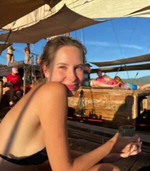 Gabriela Fadel Instagram - Esse ano eu escolhi passar meu aniversário fazendo uma expedição de 6 dias de barco pelas Filipinas. Eu passei a virada do dia 17 de abril com parabens cantado em grego, enquanto eu nadava pelad4 em uma praia deserta cheia plânctons bioluminescences com pessoas que eu tinha conhecido a poucos dias atrás. Passei meu aniversário nadando com tartarugas, vendo tubarão-baleia, sem Internet nem sinal de celular, almoçando 2 vezes porque a comida era boa demais para não repetir, convidando novos amigos pra passar o Carnaval no Rio, dormindo em tendas de bambu na praia, sendo queimada por plânctons, tomando banho gelado com pouca água, rindo de tudo e grata. Grata pela vida que eu escolhi, por tudo que eu vivo, por todas as pessoas novas incríveis que conheço, pelas pessoas antigas que estão sempre no meu coração, pelos lugares lindos que eu vou. É bom demais ser eu e enxergar o mundo pelos meus olhos. Como é bom ser curiosa, romântica e boba e poder sempre ter um filtro rosado em tudo que eu vivo. Feliz aniversário pra mim.