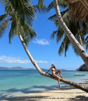 Gabriela Fadel Instagram - Esse ano eu escolhi passar meu aniversário fazendo uma expedição de 6 dias de barco pelas Filipinas. Eu passei a virada do dia 17 de abril com parabens cantado em grego, enquanto eu nadava pelad4 em uma praia deserta cheia plânctons bioluminescences com pessoas que eu tinha conhecido a poucos dias atrás. Passei meu aniversário nadando com tartarugas, vendo tubarão-baleia, sem Internet nem sinal de celular, almoçando 2 vezes porque a comida era boa demais para não repetir, convidando novos amigos pra passar o Carnaval no Rio, dormindo em tendas de bambu na praia, sendo queimada por plânctons, tomando banho gelado com pouca água, rindo de tudo e grata. Grata pela vida que eu escolhi, por tudo que eu vivo, por todas as pessoas novas incríveis que conheço, pelas pessoas antigas que estão sempre no meu coração, pelos lugares lindos que eu vou. É bom demais ser eu e enxergar o mundo pelos meus olhos. Como é bom ser curiosa, romântica e boba e poder sempre ter um filtro rosado em tudo que eu vivo. Feliz aniversário pra mim.