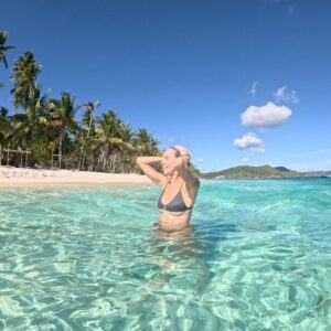 Gabriela Fadel Instagram - Esse ano eu escolhi passar meu aniversário fazendo uma expedição de 6 dias de barco pelas Filipinas. Eu passei a virada do dia 17 de abril com parabens cantado em grego, enquanto eu nadava pelad4 em uma praia deserta cheia plânctons bioluminescences com pessoas que eu tinha conhecido a poucos dias atrás. Passei meu aniversário nadando com tartarugas, vendo tubarão-baleia, sem Internet nem sinal de celular, almoçando 2 vezes porque a comida era boa demais para não repetir, convidando novos amigos pra passar o Carnaval no Rio, dormindo em tendas de bambu na praia, sendo queimada por plânctons, tomando banho gelado com pouca água, rindo de tudo e grata. Grata pela vida que eu escolhi, por tudo que eu vivo, por todas as pessoas novas incríveis que conheço, pelas pessoas antigas que estão sempre no meu coração, pelos lugares lindos que eu vou. É bom demais ser eu e enxergar o mundo pelos meus olhos. Como é bom ser curiosa, romântica e boba e poder sempre ter um filtro rosado em tudo que eu vivo. Feliz aniversário pra mim.