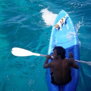 Gabriela Fadel Instagram - Esse ano eu escolhi passar meu aniversário fazendo uma expedição de 6 dias de barco pelas Filipinas. Eu passei a virada do dia 17 de abril com parabens cantado em grego, enquanto eu nadava pelad4 em uma praia deserta cheia plânctons bioluminescences com pessoas que eu tinha conhecido a poucos dias atrás. Passei meu aniversário nadando com tartarugas, vendo tubarão-baleia, sem Internet nem sinal de celular, almoçando 2 vezes porque a comida era boa demais para não repetir, convidando novos amigos pra passar o Carnaval no Rio, dormindo em tendas de bambu na praia, sendo queimada por plânctons, tomando banho gelado com pouca água, rindo de tudo e grata. Grata pela vida que eu escolhi, por tudo que eu vivo, por todas as pessoas novas incríveis que conheço, pelas pessoas antigas que estão sempre no meu coração, pelos lugares lindos que eu vou. É bom demais ser eu e enxergar o mundo pelos meus olhos. Como é bom ser curiosa, romântica e boba e poder sempre ter um filtro rosado em tudo que eu vivo. Feliz aniversário pra mim.