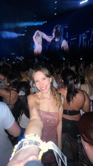 Gabriela Fadel Instagram - Darling I'm a nightmare dressed like a day dream ✨
Foi dada a largada do The Eras Tour! O show é incrível, a Taylor é uma querida, preocupada com todo mundo, até chegou a parar o show para ter certeza que todo mundo que estava lá na frente estava tecendo água. Minha dica para quem vai nos próximos dias é pra tomar cuidado com o calor!