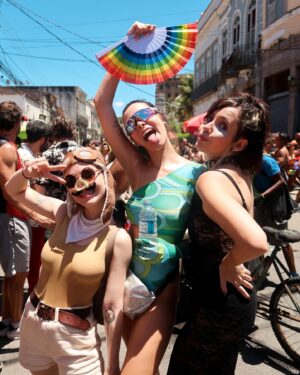 Gabriela Fadel Instagram - Esse leque não sobreviveu nem ao primeiro dia de carnaval