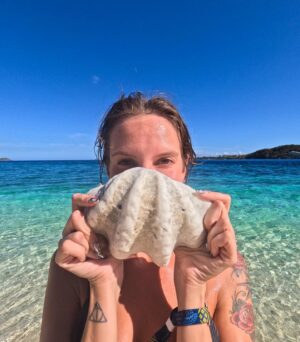 Gabriela Fadel Instagram - Esse ano eu escolhi passar meu aniversário fazendo uma expedição de 6 dias de barco pelas Filipinas. Eu passei a virada do dia 17 de abril com parabens cantado em grego, enquanto eu nadava pelad4 em uma praia deserta cheia plânctons bioluminescences com pessoas que eu tinha conhecido a poucos dias atrás. Passei meu aniversário nadando com tartarugas, vendo tubarão-baleia, sem Internet nem sinal de celular, almoçando 2 vezes porque a comida era boa demais para não repetir, convidando novos amigos pra passar o Carnaval no Rio, dormindo em tendas de bambu na praia, sendo queimada por plânctons, tomando banho gelado com pouca água, rindo de tudo e grata. Grata pela vida que eu escolhi, por tudo que eu vivo, por todas as pessoas novas incríveis que conheço, pelas pessoas antigas que estão sempre no meu coração, pelos lugares lindos que eu vou. É bom demais ser eu e enxergar o mundo pelos meus olhos. Como é bom ser curiosa, romântica e boba e poder sempre ter um filtro rosado em tudo que eu vivo. Feliz aniversário pra mim.