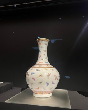 Gabriela Fadel Instagram - Hoje foi o dia que eu chorei de soluçar ao mesmo tempo que eu ria da situação no museu por causa de uma exposição com artes que os amigos de um colecionador fizeram para homenagea-lo no seu aniversário de 60 anos e ele doou tudo em vida ainda. Chorei porque é tão lindo ver uma pessoa com tantos amigos que o amam tanto. Eu amo meus amigos. Desculpa @hdelarosa por fazer todo mundo no museu olhar pra gente, eu te amo também.