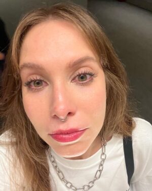 Gabriela Fadel Instagram - Hoje foi o dia que eu chorei de soluçar ao mesmo tempo que eu ria da situação no museu por causa de uma exposição com artes que os amigos de um colecionador fizeram para homenagea-lo no seu aniversário de 60 anos e ele doou tudo em vida ainda. Chorei porque é tão lindo ver uma pessoa com tantos amigos que o amam tanto. Eu amo meus amigos. Desculpa @hdelarosa por fazer todo mundo no museu olhar pra gente, eu te amo também.