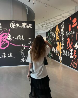 Gabriela Fadel Instagram - Hoje foi o dia que eu chorei de soluçar ao mesmo tempo que eu ria da situação no museu por causa de uma exposição com artes que os amigos de um colecionador fizeram para homenagea-lo no seu aniversário de 60 anos e ele doou tudo em vida ainda. Chorei porque é tão lindo ver uma pessoa com tantos amigos que o amam tanto. Eu amo meus amigos. Desculpa @hdelarosa por fazer todo mundo no museu olhar pra gente, eu te amo também.