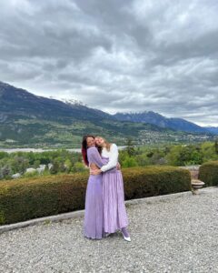 Gabriela Fadel Instagram - Quando sua amiga te chama pro casamento dela em um castelo nos Alpes franceses, você vai. Foi especial demais presencial viver esse momento com vocês!
