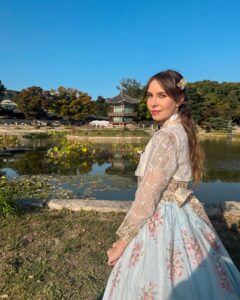 Gabriela Fadel Instagram - Nasci para ser uma princesa coreana da dinastia Joseon. As senhoras que pararam para me dizer que eu tava muito bonita e me colocar em uma pose específica concordam.