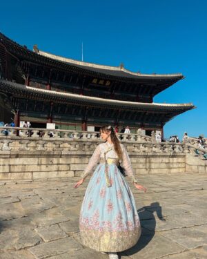 Gabriela Fadel Instagram - Nasci para ser uma princesa coreana da dinastia Joseon. As senhoras que pararam para me dizer que eu tava muito bonita e me colocar em uma pose específica concordam.