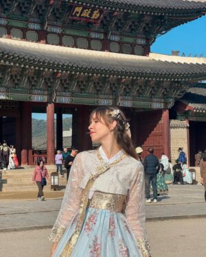 Gabriela Fadel Instagram - Nasci para ser uma princesa coreana da dinastia Joseon. As senhoras que pararam para me dizer que eu tava muito bonita e me colocar em uma pose específica concordam.