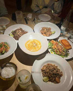 Gabriela Fadel Instagram - "Vamos jantar no @mayfloripa_ e eu levo os furões pra você conhecer" foi simplesmente o melhor convite que eu já recebi em toda a minha vida nunca fui triste