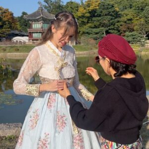 Gabriela Fadel Instagram - Nasci para ser uma princesa coreana da dinastia Joseon. As senhoras que pararam para me dizer que eu tava muito bonita e me colocar em uma pose específica concordam.