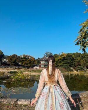 Gabriela Fadel Instagram - Nasci para ser uma princesa coreana da dinastia Joseon. As senhoras que pararam para me dizer que eu tava muito bonita e me colocar em uma pose específica concordam.