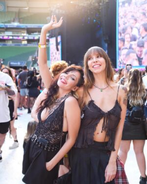 Gabriela Fadel Instagram - Eu cortei a franja de novo só pra isso 🖤 @iwannabe.tour @30ebr