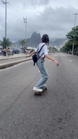 Gabriela Fadel Instagram - 2023 foi um dos anos mais estranhos da minha vida. Foi o ano que a minha saúde mental foi basicamente pro lixo e que eu tive que lidar com algumas das coisas mais difíceis da minha vida. Mas também foi o ano em que eu mais fui eu mesma, que eu realizei meus sonhos, que me despreendi de tudo que me fazia mal e vivi exatamente como eu sempre quis. Foi o ano em que eu mais vivi, para o pior e para o melhor, porque viver não é só coisas boas. Foi o ano que eu mais me senti amada, porque se não fosse pelo amor dos meus amigos, eu não sei o que teria sido de mim. E que amigos! Que seguraram uma barra por mim, que me ajudaram de uma maneira tão sincera, tão generosa. Vocês são o que me dá certeza de que pelo menos uma coisa na minha vida eu fiz certo. Obrigada por tudo, e desculpa a bagunça.