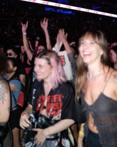 Gabriela Fadel Instagram - Eu cortei a franja de novo só pra isso 🖤 @iwannabe.tour @30ebr