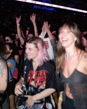 Gabriela Fadel Instagram - Eu cortei a franja de novo só pra isso 🖤 @iwannabe.tour @30ebr
