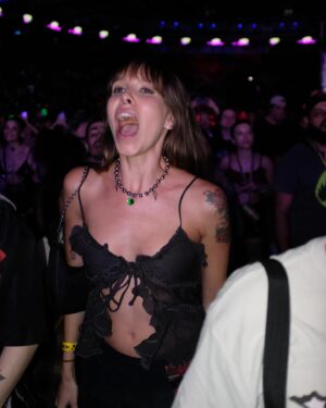 Gabriela Fadel Instagram - Eu cortei a franja de novo só pra isso 🖤 @iwannabe.tour @30ebr