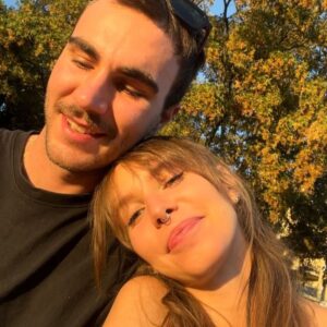 Gabriela Fadel Instagram - Foram 40 dias em Berlim que me deram uma família e um gosto por tecno 💕 esquisito ir embora