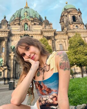 Gabriela Fadel Instagram - Uma obra de arte no museu
