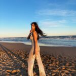 Gabriela Sari Instagram - Feliz añooo🤍🤍🤍arranquen con todo este 2024✨ Gracias por los buenos deseos y el amor, sean felices y siempre haciendo el bien, nada más valioso que ese mood El plateado es de @pupetete q amo