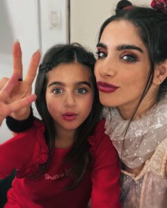 Gabriela Sari Instagram - Con vos todas son mis favoritas. T😍♥️ La felicidad es inmensa 🙌🏼compartir mi pasión con vos es un lujo que me doy cada noche que podes acompañarme al teatro , poder transmitirte algo de este mundo maravilloso que es la actuación, lo agradezco siempre 🙏🏼que importante y lindo a la vez es poder transmitirles amor por el oficio , trabajo o profesión. Que tengan una hermosa semana ✨